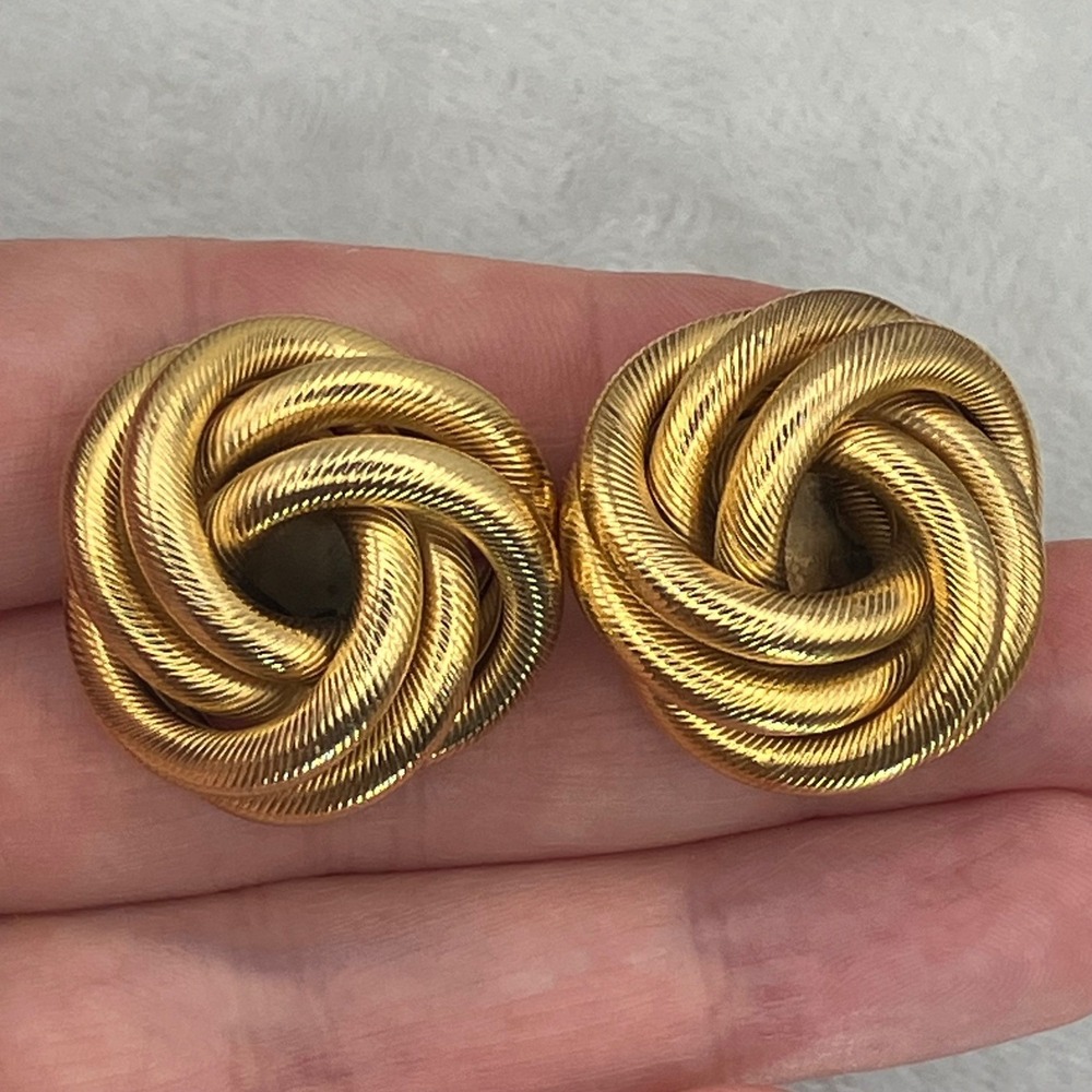Vtg. Knot Earrings Gold Tone Textured Rope Pierced Bold Old Money Classic Luxury